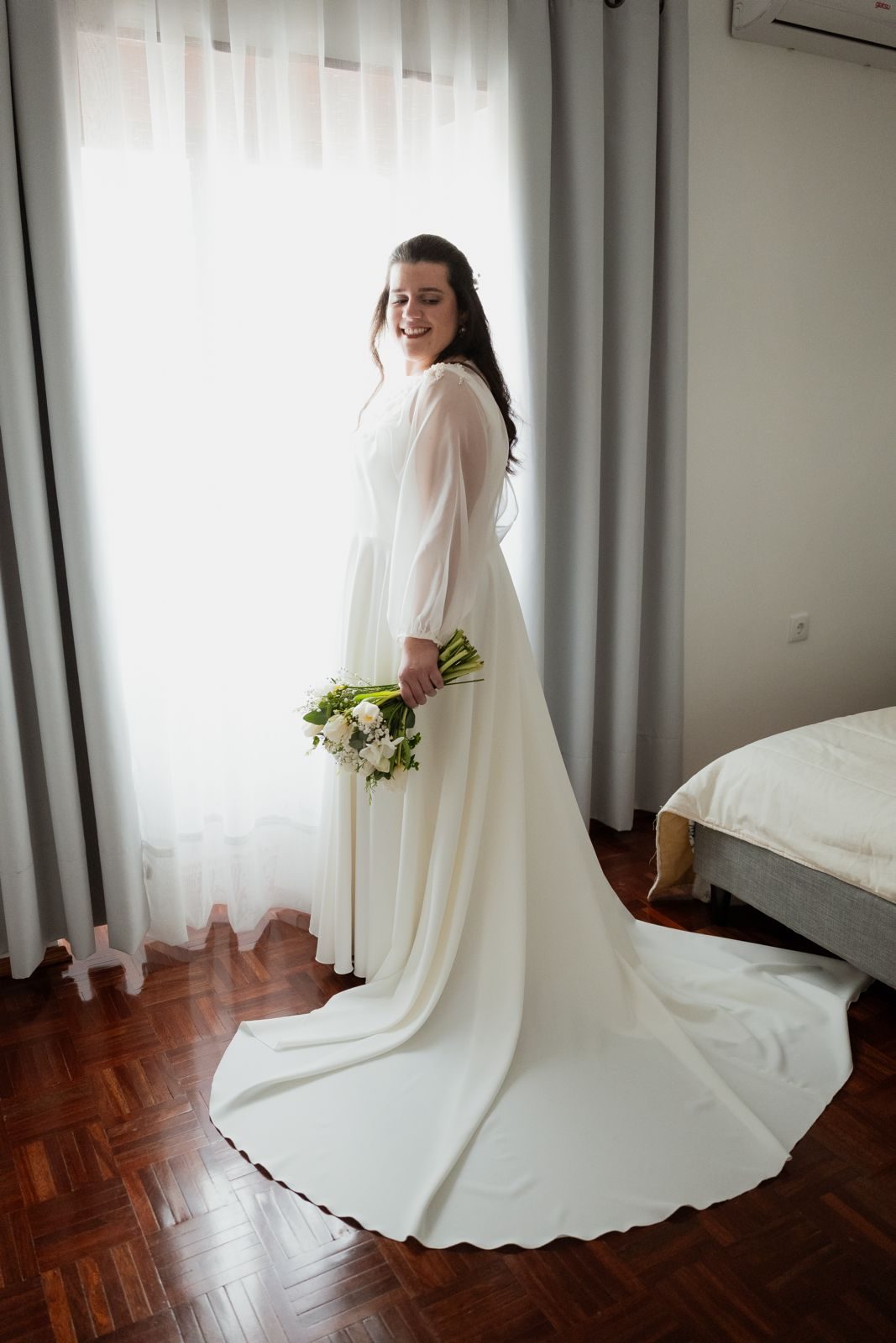Noiva com o vestido em movimento