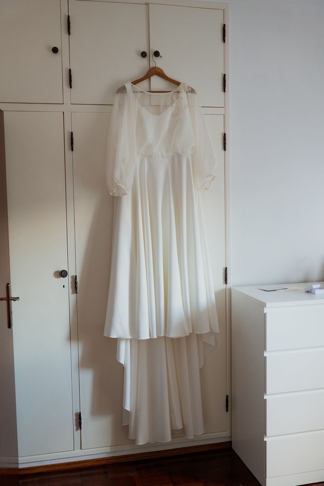 Vestido de noiva pendurado
