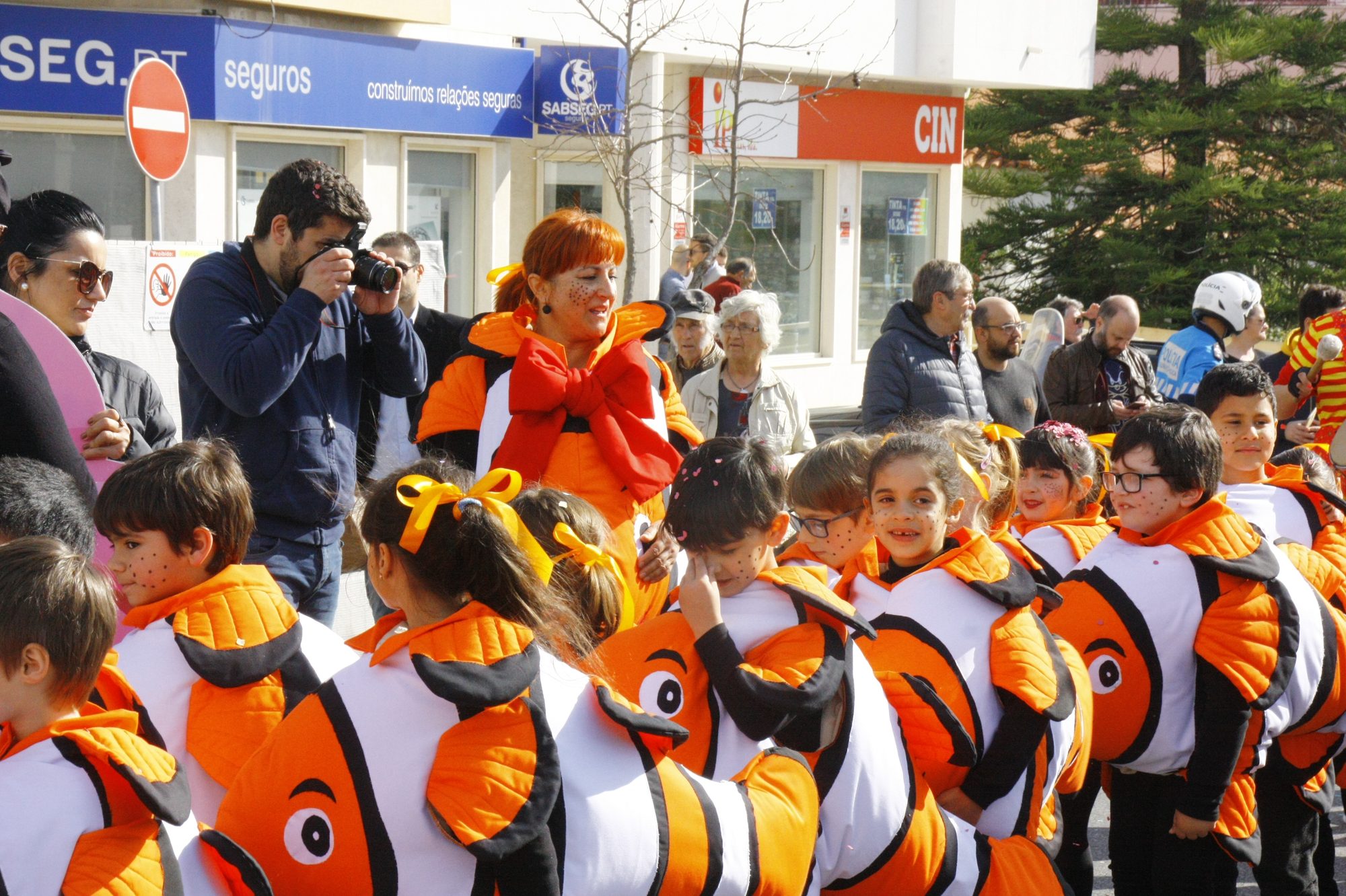 Crianças com fantasias de peixe-palhaço num desfile de Carnaval