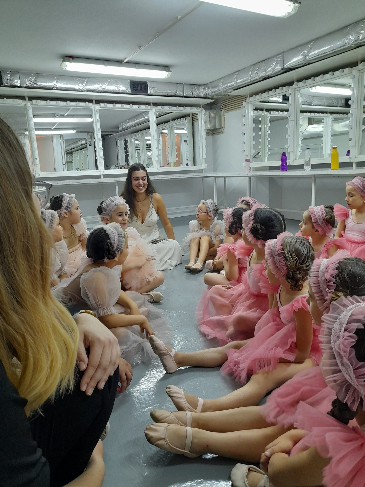 Grupo de bailarinas a aplaudir em palco